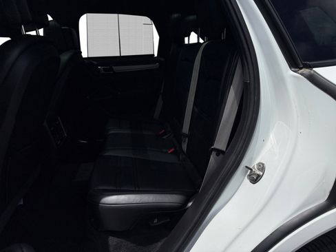 Used 2022 Porsche Cayenne AWD/4WD image 16