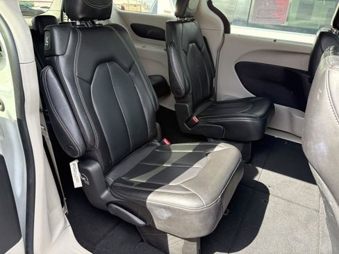 Used 2023 Chrysler Pacifica Touring-L image 13