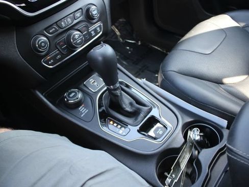Used 2019 Jeep Cherokee Limited AWD/4WD image 10