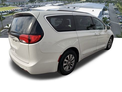 Used 2020 Chrysler Pacifica Touring-L Plus image 4