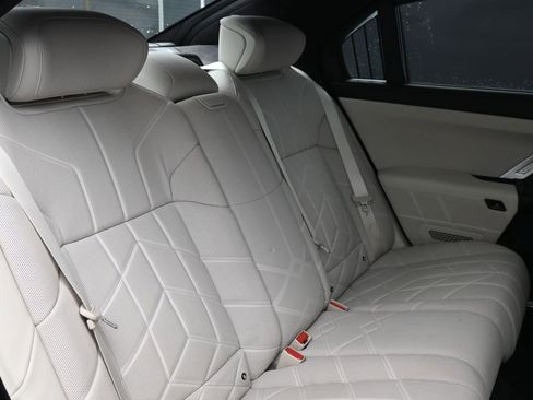 Used 2023 BMW i7 xDrive60 w/ Executive Package 2 image 27