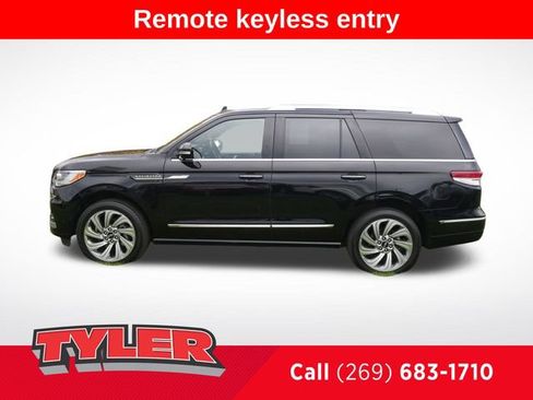 Used 2022 Lincoln Navigator Reserve AWD/4WD image 4