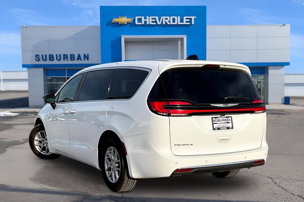 Used 2026 Chrysler Pacifica Select FWD image 3