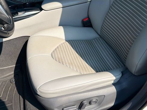 Used 2020 Toyota Camry SE FWD image 18