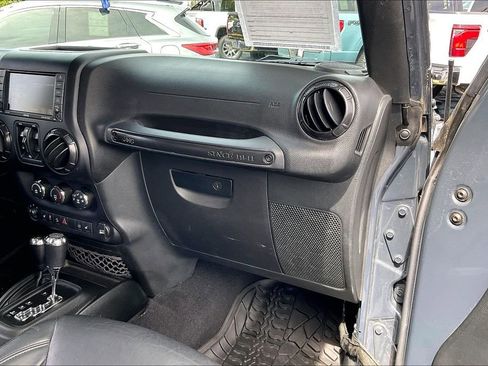 Used 2017 Jeep Wrangler Unlimited Sahara AWD/4WD image 15