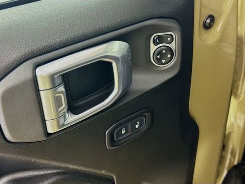 Used 2025 Jeep Wrangler Unlimited Rubicon AWD/4WD image 20