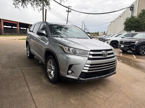 Used 2018 Toyota Highlander Limited FWD image 3