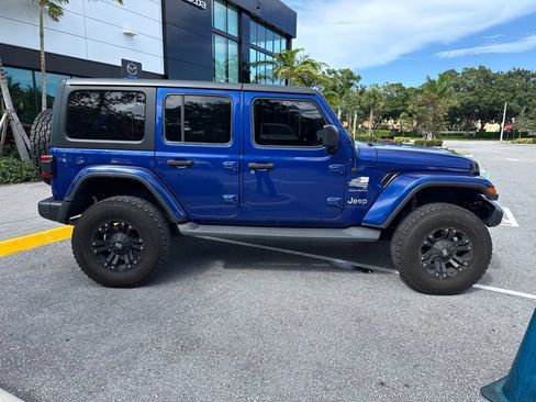 Used 2018 Jeep Wrangler Unlimited Sahara AWD/4WD image 4