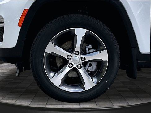 New 2025 Jeep Grand Cherokee Limited w/ MOPAR Finishing Package AWD/4WD image 11