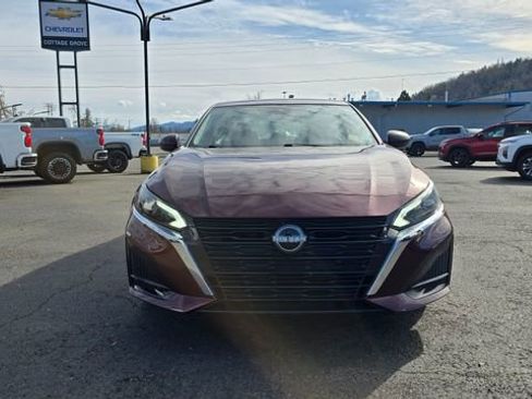 Used 2024 Nissan Altima 2.5 SV image 2
