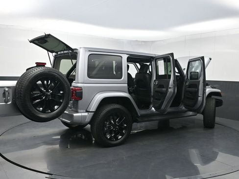 Used 2020 Jeep Wrangler Unlimited Sahara image 37