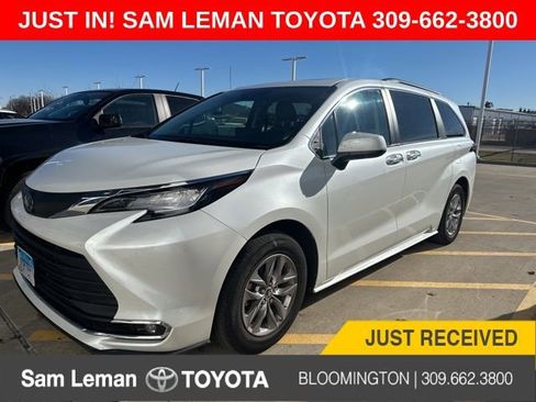 Used 2022 Toyota Sienna XLE image 1