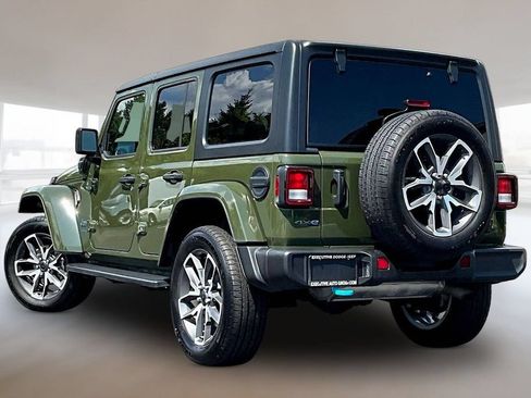 Used 2024 Jeep Wrangler Unlimited w/ Convenience Group AWD/4WD image 4