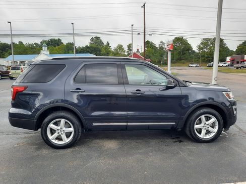 Used 2017 Ford Explorer XLT w/ Equipment Group 202A AWD/4WD image 6