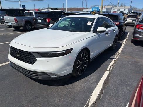 Used 2023 Honda Accord Touring image 2