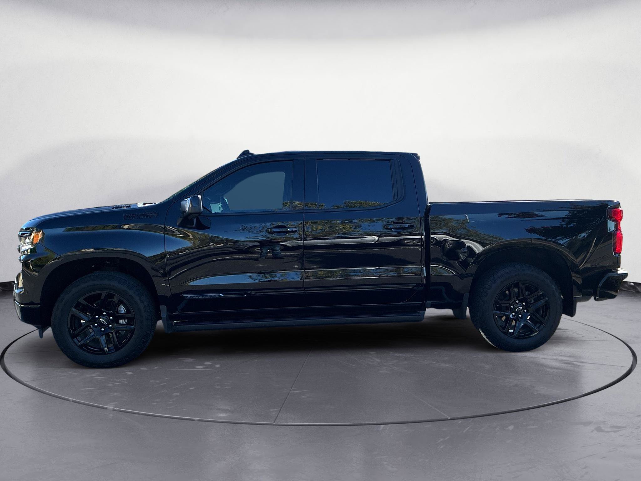 Used 2024 Chevrolet Silverado 1500 High Country w/ Midnight Edition AWD/4WD image 4