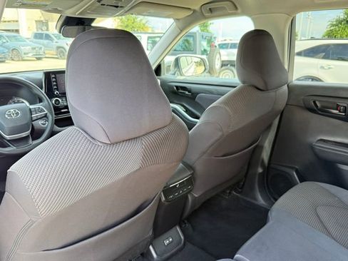 Used 2022 Toyota Highlander L FWD image 27