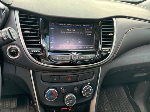 Used 2020 Chevrolet Trax LT w/ Sun & Sound Package FWD image 15