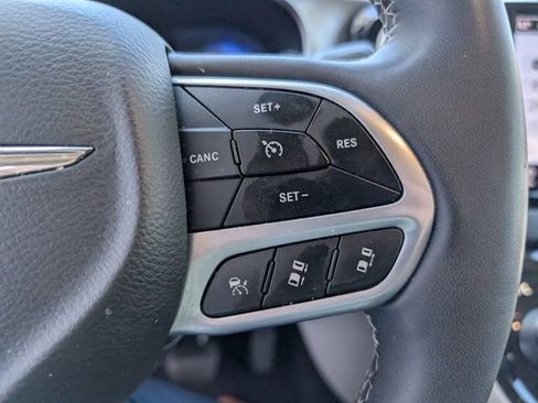 Used 2023 Chrysler Pacifica Touring-L FWD image 9