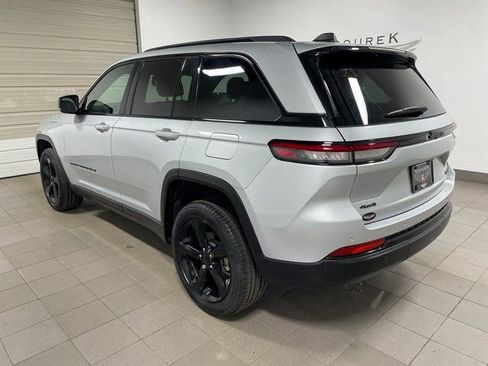 Used 2024 Jeep Grand Cherokee Limited w/ Black Appearance Package AWD/4WD image 4