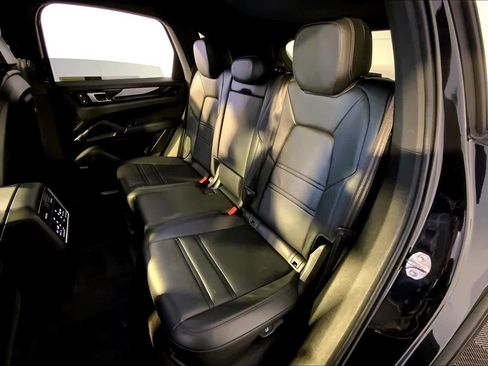 Used 2022 Porsche Cayenne w/ Premium Package image 24