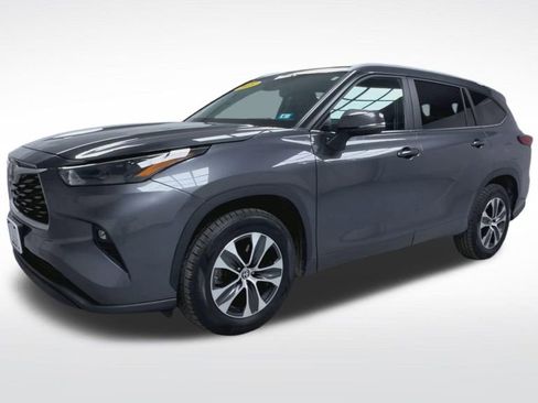 Used 2023 Toyota Highlander XLE image 4