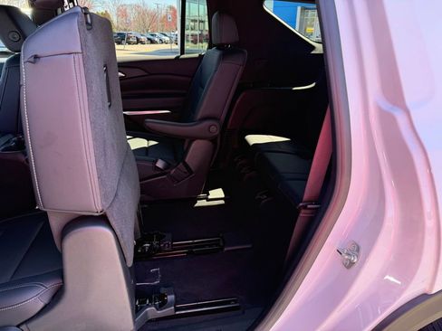 Used 2025 Chevrolet Traverse LT image 12