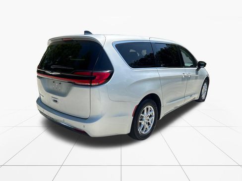 Used 2024 Chrysler Pacifica Touring-L FWD image 8