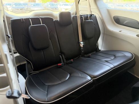 Used 2022 Chrysler Pacifica Limited FWD image 19