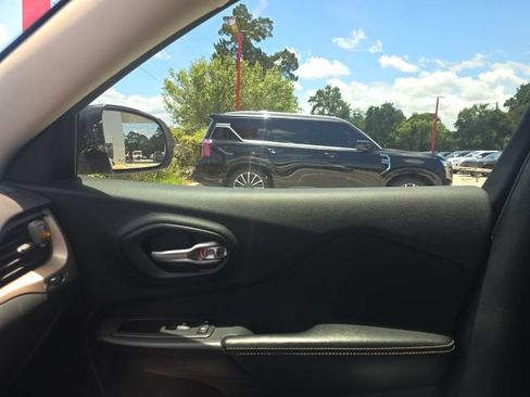 Used 2015 Jeep Cherokee Sport FWD image 19