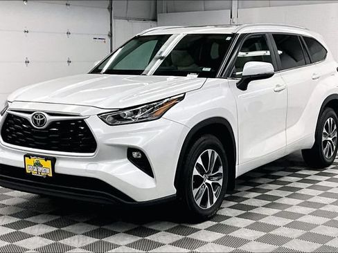 Used 2024 Toyota Highlander XLE AWD/4WD image 12