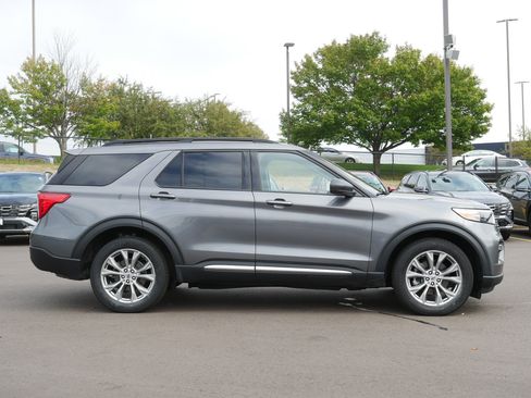 Used 2023 Ford Explorer XLT w/ Equipment Group 202A AWD/4WD image 5