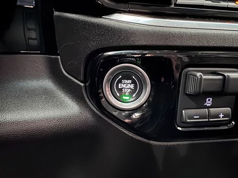 Certified 2025 GMC Sierra 1500 SLT image 22