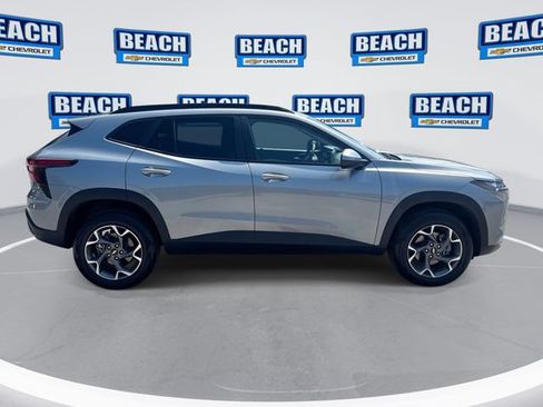 Used 2025 Chevrolet Trax LT FWD image 9