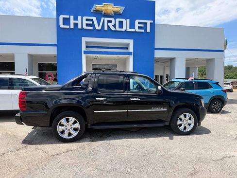 Used 2013 Chevrolet Avalanche LTZ AWD/4WD image 2