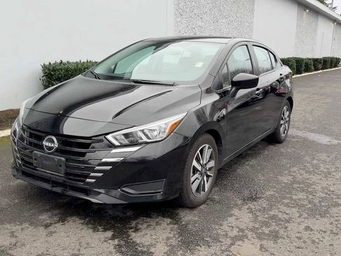 Used 2023 Nissan Versa SV image 3