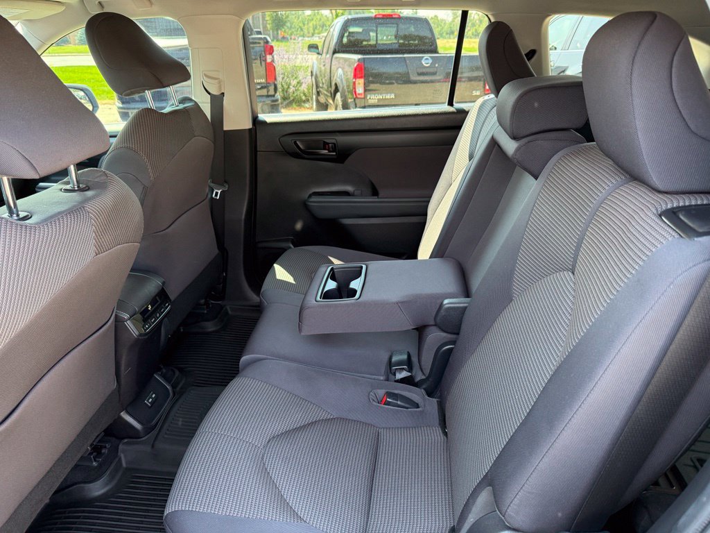 Used 2022 Toyota Highlander LE AWD/4WD image 13