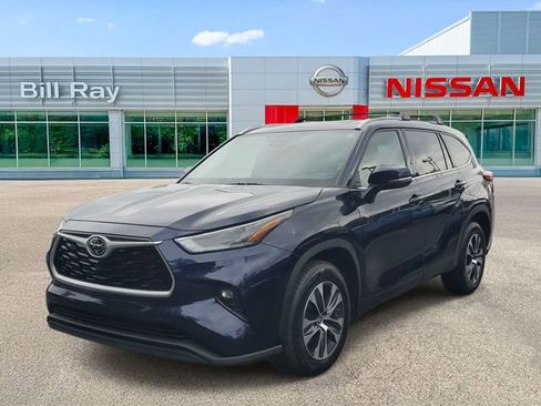 Used 2022 Toyota Highlander XLE FWD image 2