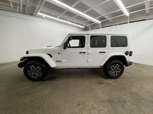 Used 2025 Jeep Wrangler Sahara image 3
