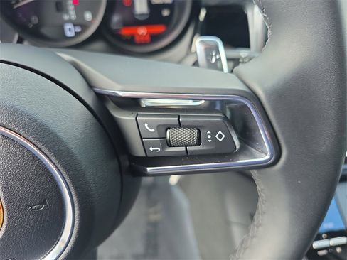 Used 2025 Porsche Macan image 34