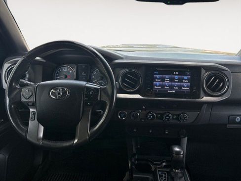 Used 2017 Toyota Tacoma TRD Sport w/ Tow Package (A/T) AWD/4WD image 4