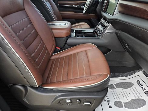 Used 2023 GMC Yukon XL Denali Ultimate image 9