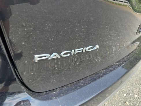 Used 2023 Chrysler Pacifica Touring-L FWD image 11