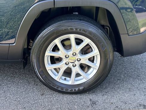 Used 2018 Jeep Cherokee Latitude Plus w/ Cold Weather Group AWD/4WD image 11