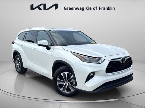 Used 2021 Toyota Highlander XLE FWD image 1