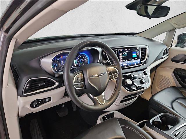 Used 2023 Chrysler Pacifica Touring-L FWD image 10