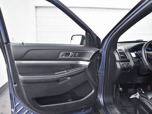 Used 2018 Ford Explorer XLT w/ Equipment Group 202A image 9
