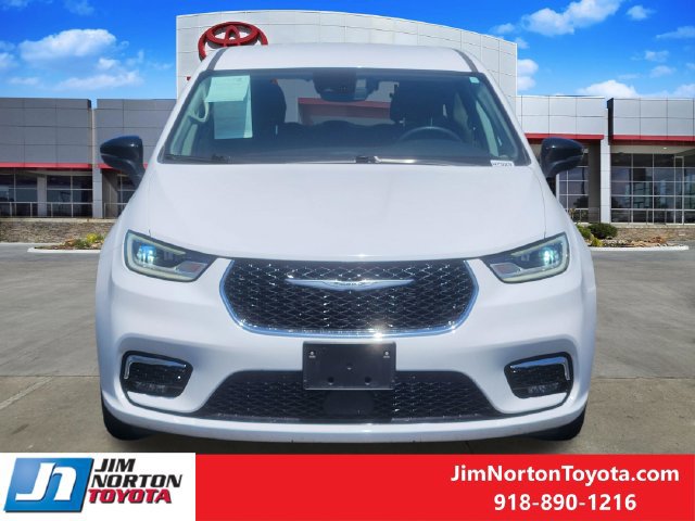 Used 2024 Chrysler Pacifica Touring-L FWD image 2