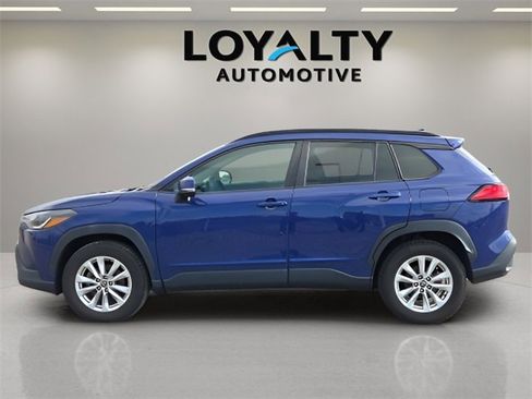 Used 2022 Toyota Corolla Cross LE image 2