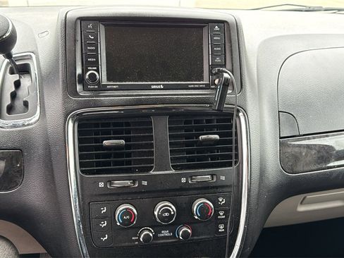 Used 2019 Dodge Grand Caravan SE image 9